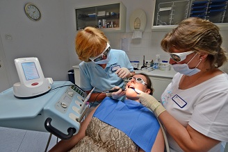 Bild einer Zahnbehandlung mit Lasertechnik