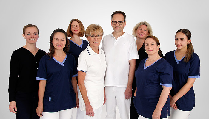 Gruppenfoto vom Team und der Zahnärzte der Zahnarztpraxis Deritis Germering